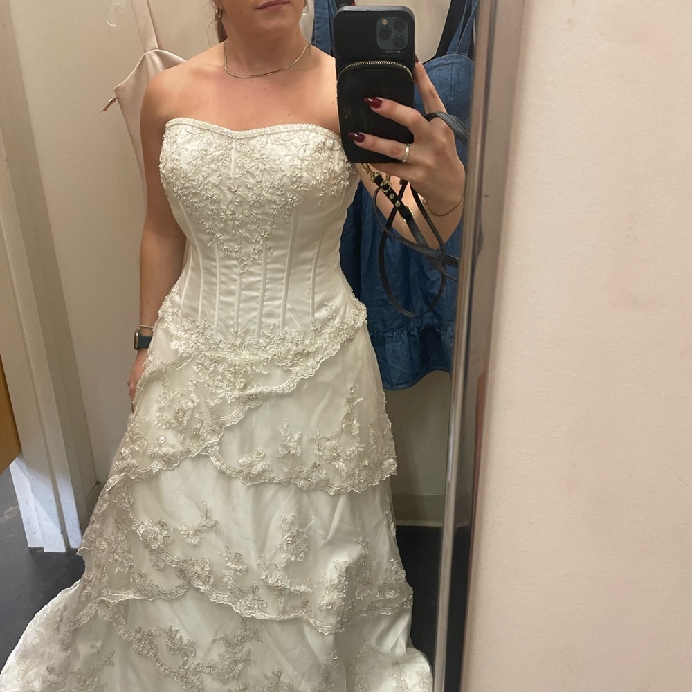 Beautiful lace vintage wedding dress - Alfred Angelo 1609